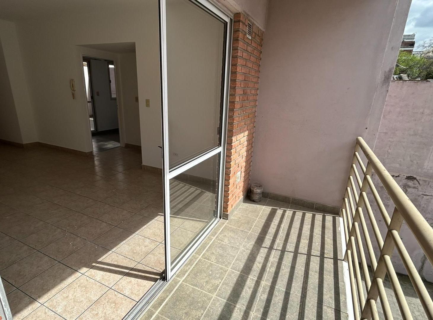Foto de DEPARTAMENTO SEMIPISO 2 AMB. CONTRAFRENTE CON BALCON Y PATIO, imagen 1