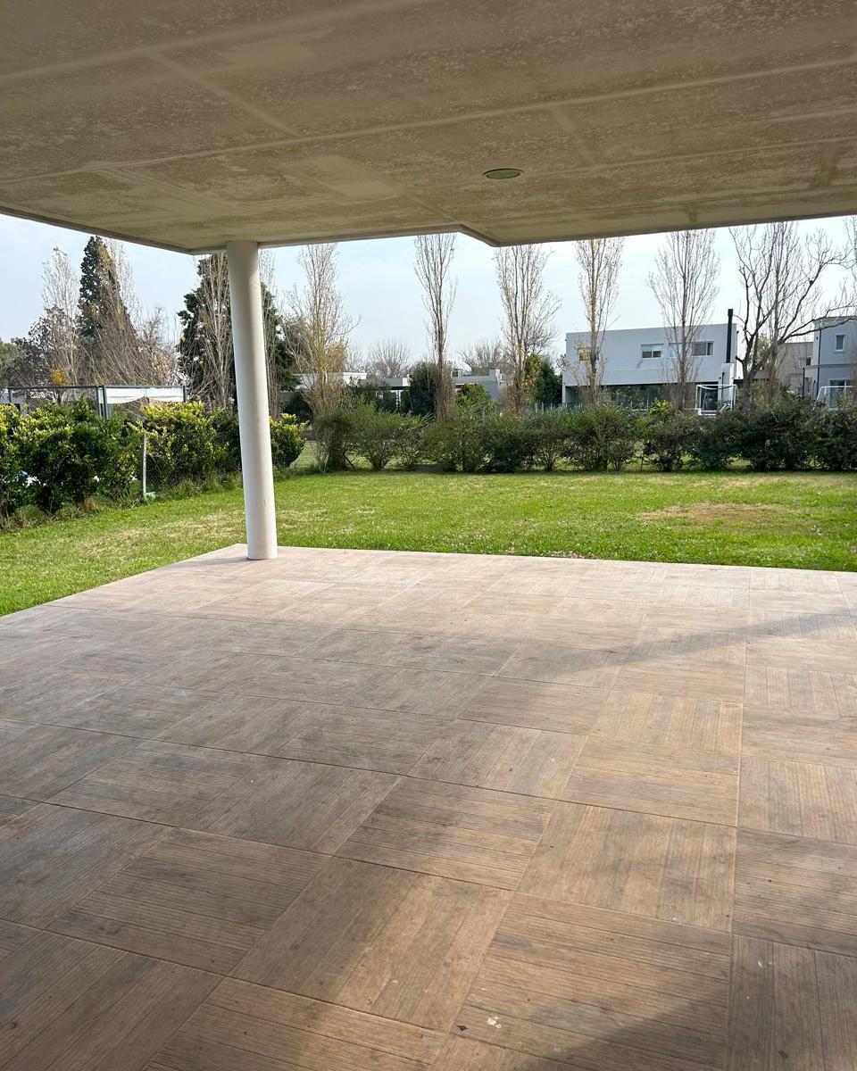 VENTA CON RENTA SANTA GUADALUPE PILAR DEL ESTE PILAR CUATRO DORMITORIOS