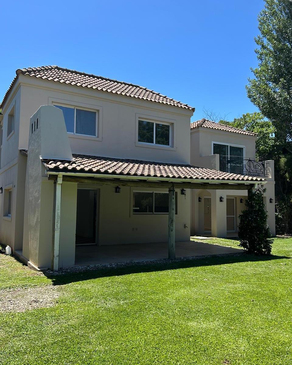 Casa en Venta en Saint Matthews Village Pilar Cuatro Dorm. y Dependencias 3