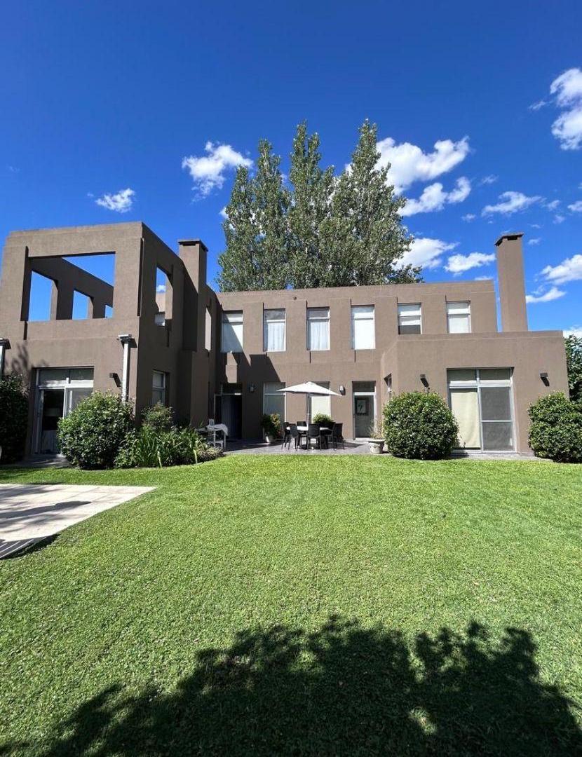 CASA MODERNA EN VENTA EN SAINT MATTHEWS VILLAGE PILAR