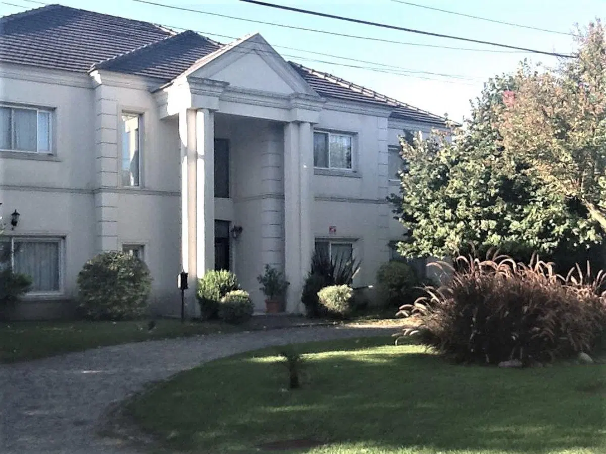 EXCELENTE CASA EN VENTA FRENTE AL GLOF EN MAPUCHE C.C. PILAR 5