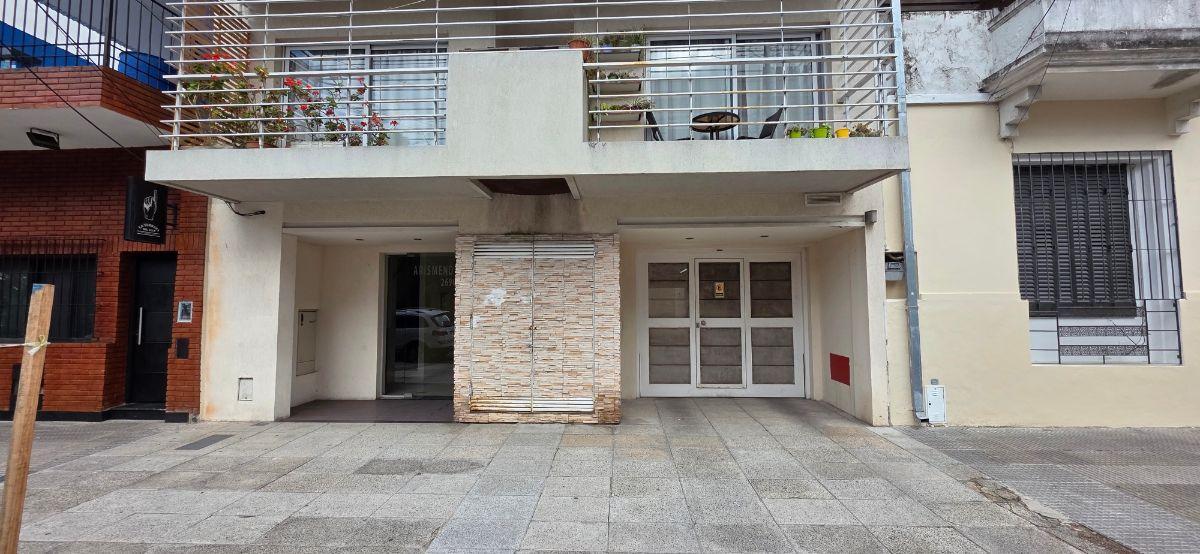 Foto de Departamento al contrafrente, con balcón. Muy luminoso. Vista abierta., imagen 2