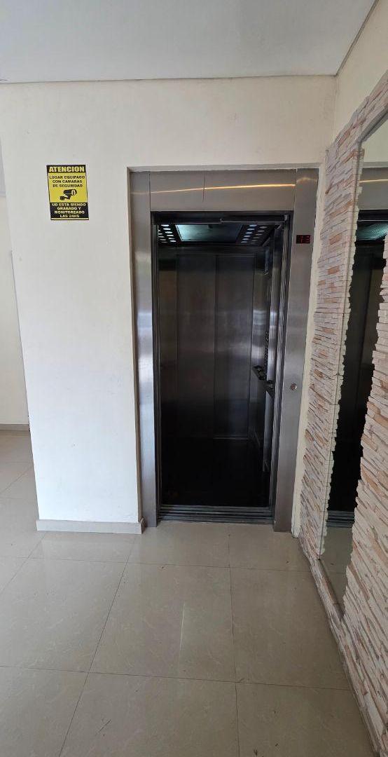 Foto de Departamento al contrafrente, con balcón. Muy luminoso. Vista abierta., imagen 5
