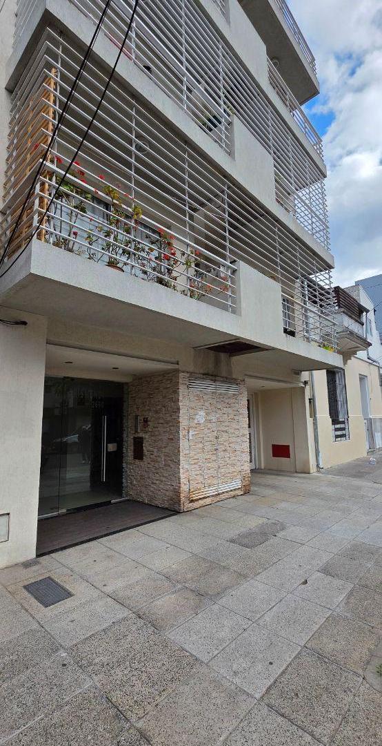 Foto de Departamento al contrafrente, con balcón. Muy luminoso. Vista abierta., imagen 3