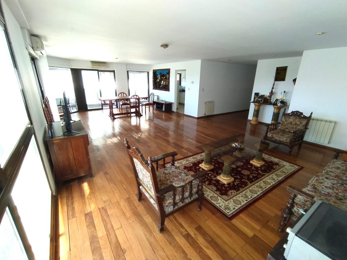 Departamento de Categoría Piso Entero en Venta con Cochera en Nueva Córdoba 3