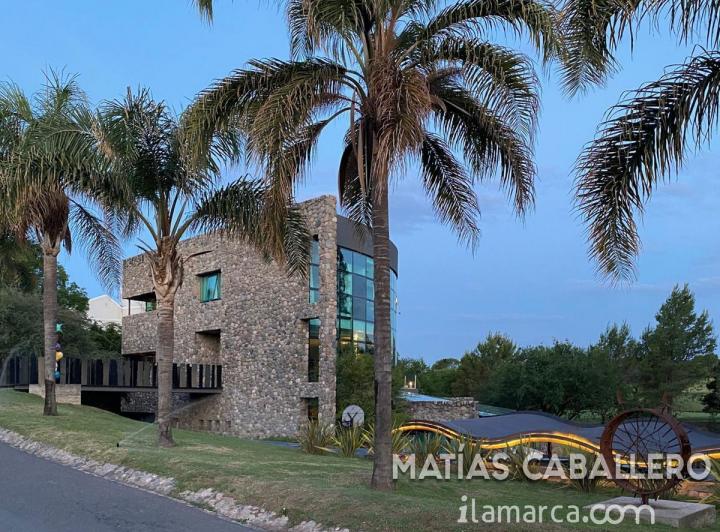 Casa a la venta en Lomas de la Carolina pensada como un hotel para la familia y amigos 2