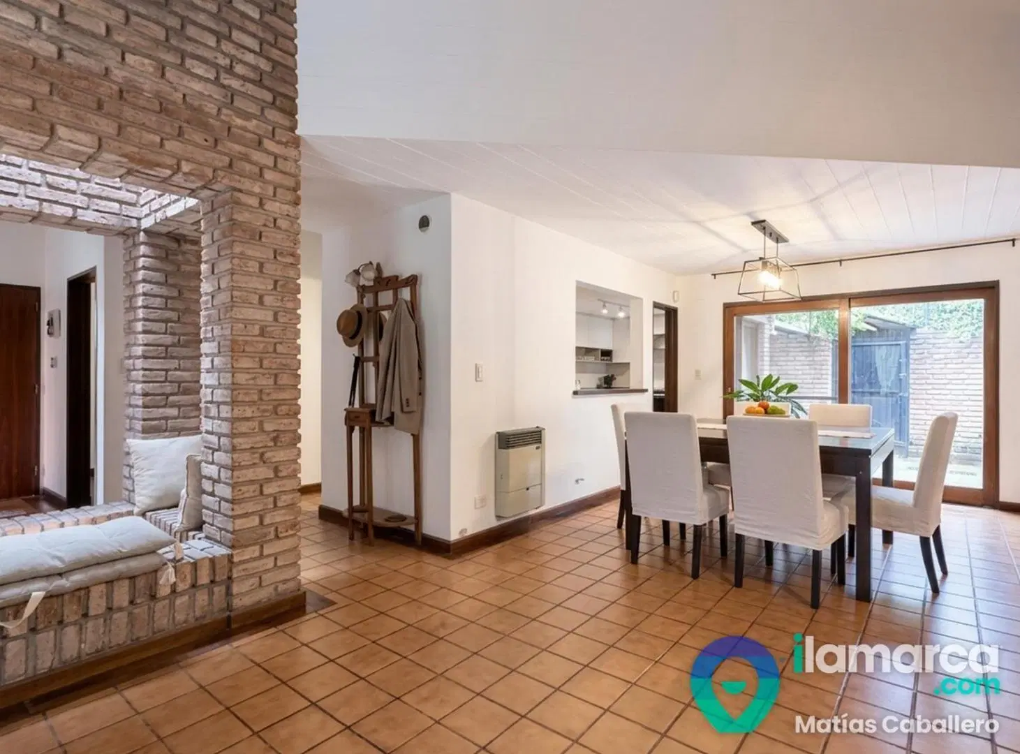 Casa en venta en Granja de Funes | 1.300 m² de terreno, 4 dormitorios, pileta y quincho 2