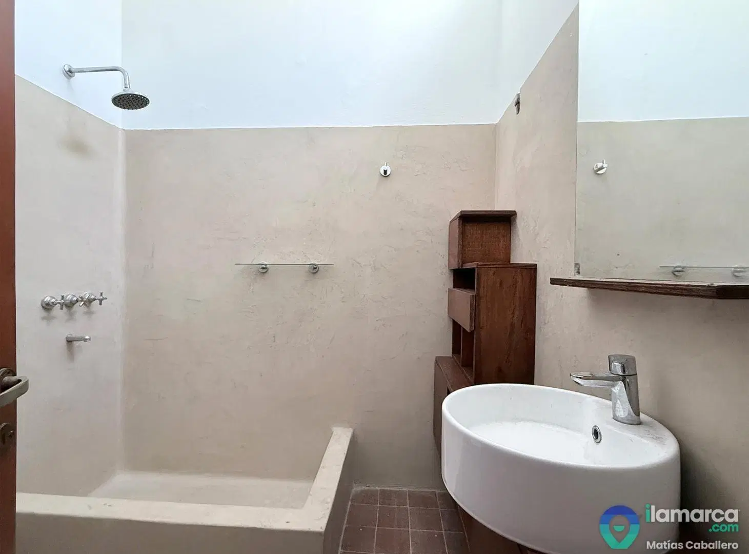 Casa totalmente reciclada de 2 dormitorios con cochera en Colinas del Cerro 4