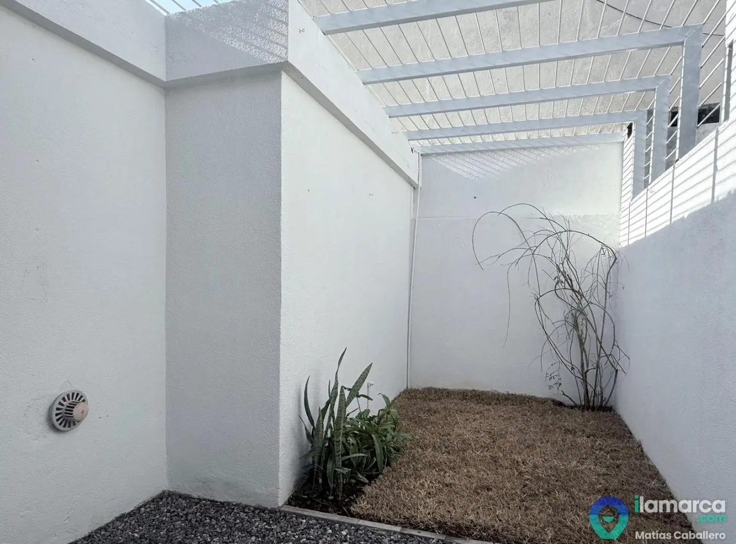 Casa totalmente reciclada de 2 dormitorios con cochera en Colinas del Cerro 5