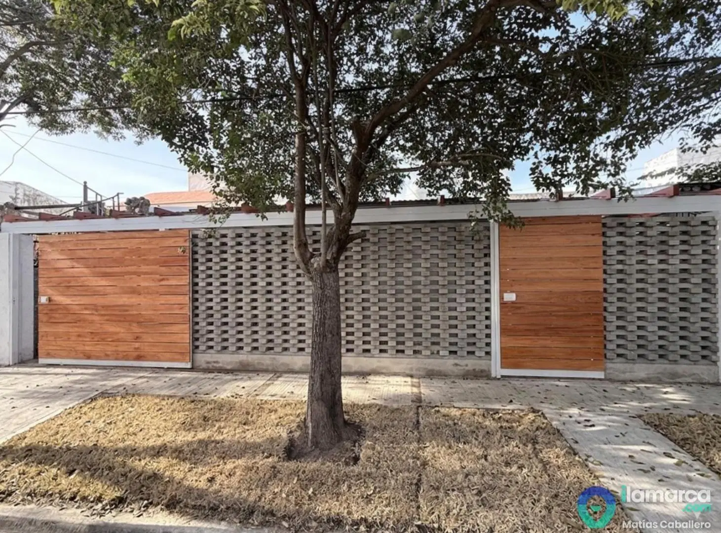 Casa totalmente reciclada de 2 dormitorios con cochera en Colinas del Cerro 8