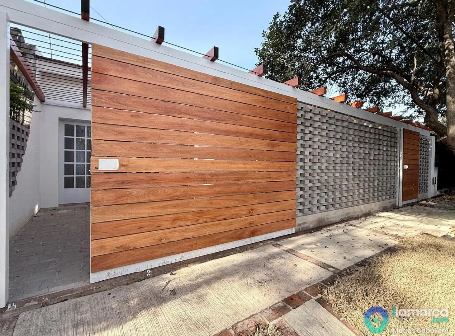 Casa totalmente reciclada de 2 dormitorios con cochera en Colinas del Cerro 2
