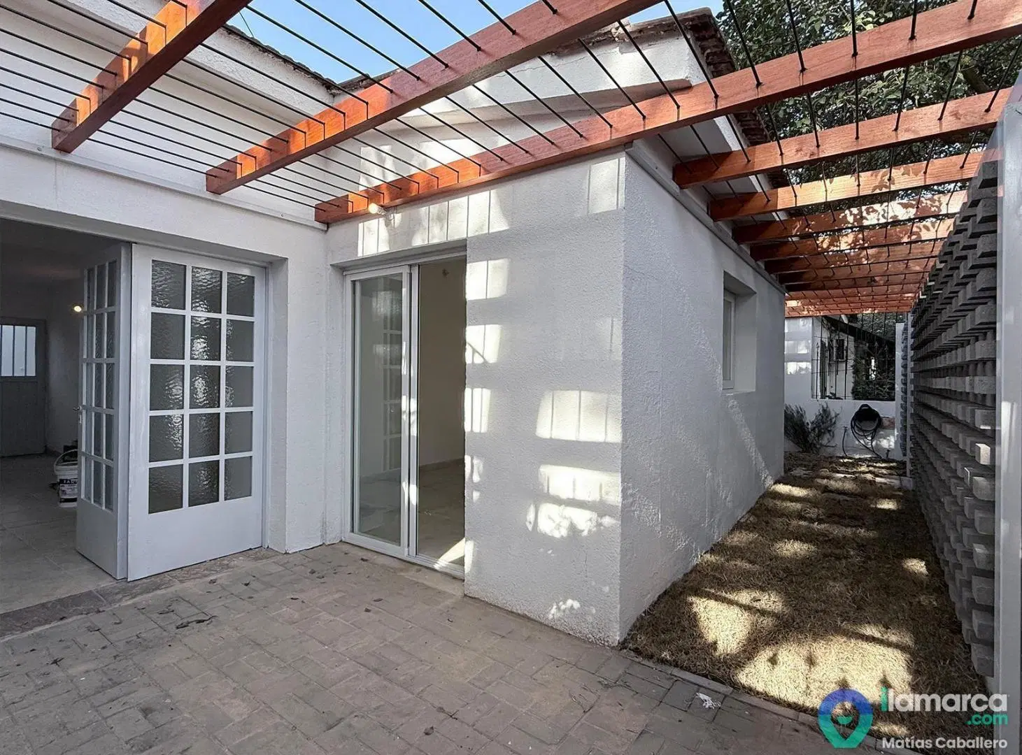 Casa totalmente reciclada de 2 dormitorios con cochera en Colinas del Cerro 3