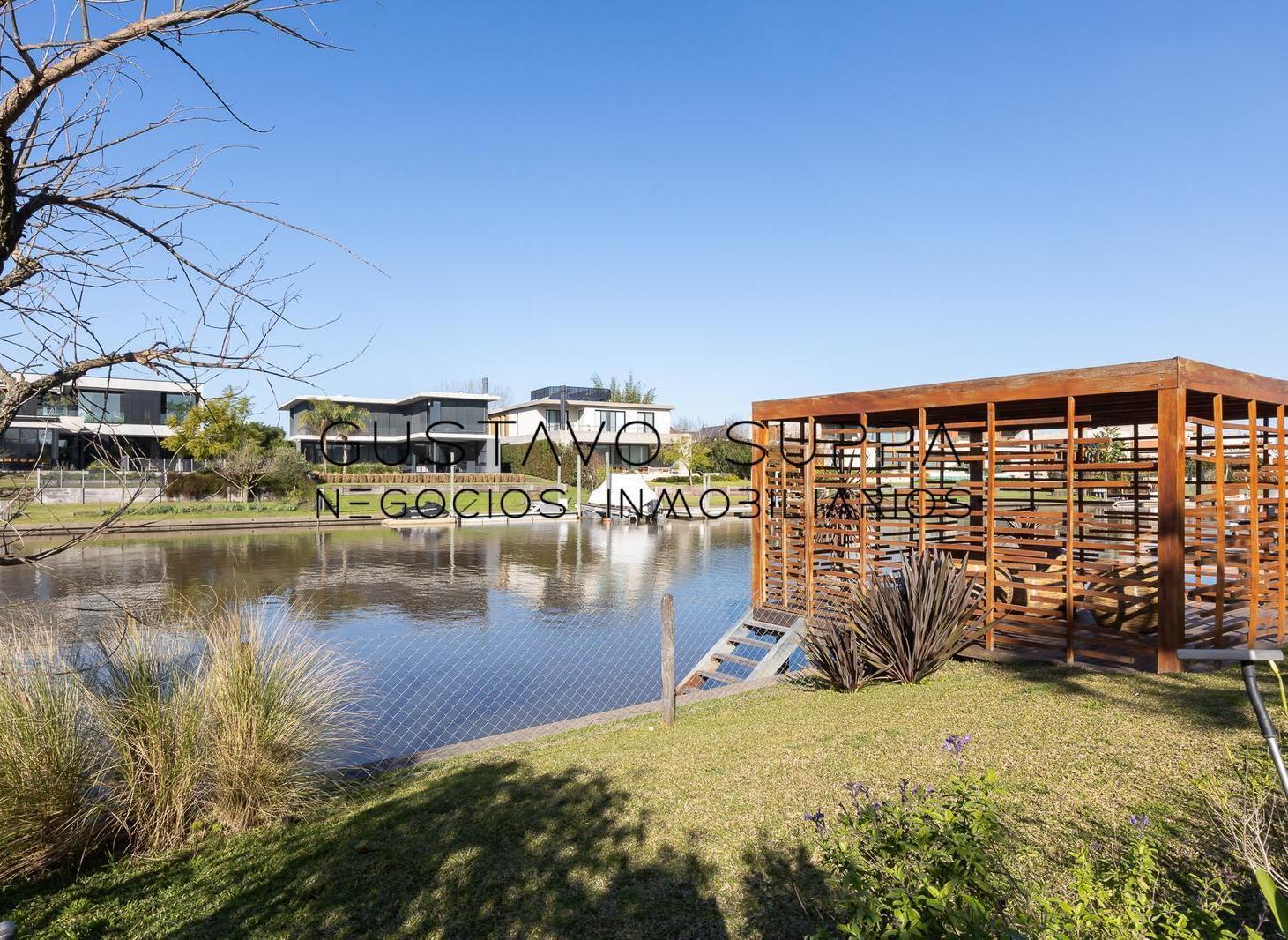 Foto de Casa de Lujo al Río con Amarra, Ascensor y Cine Privado | Albanueva, imagen 5