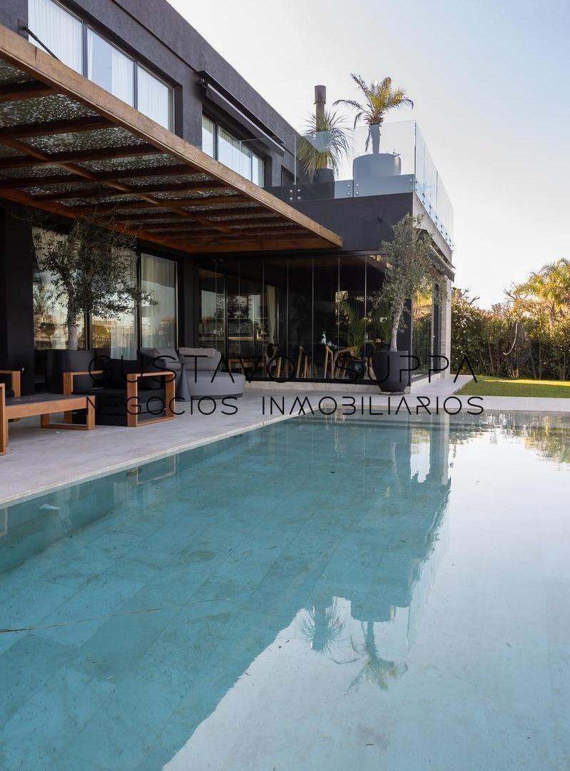 Foto de Casa de Lujo al Río con Amarra, Ascensor y Cine Privado | Albanueva, imagen 2