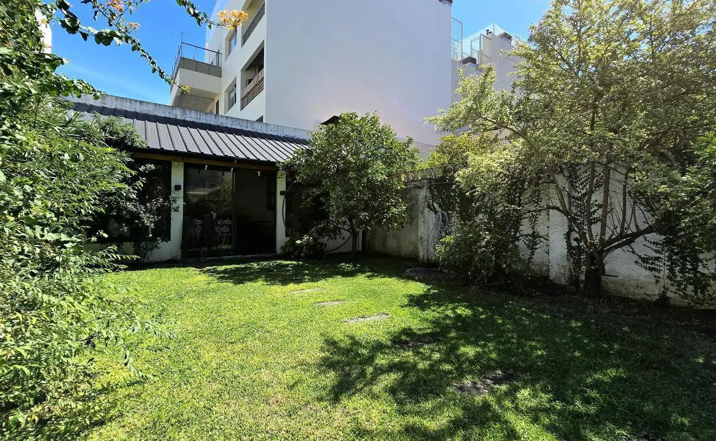 VENTA 3 AMBIENTES CON COCHERA, PATIO Y QUINCHO 2