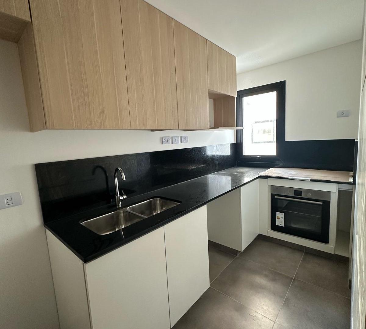 VENTA 4AMB CON COCHERA, DOS BAÑOS Y TOILETTE. BALCON AL FRENTE Y AMENITIES.