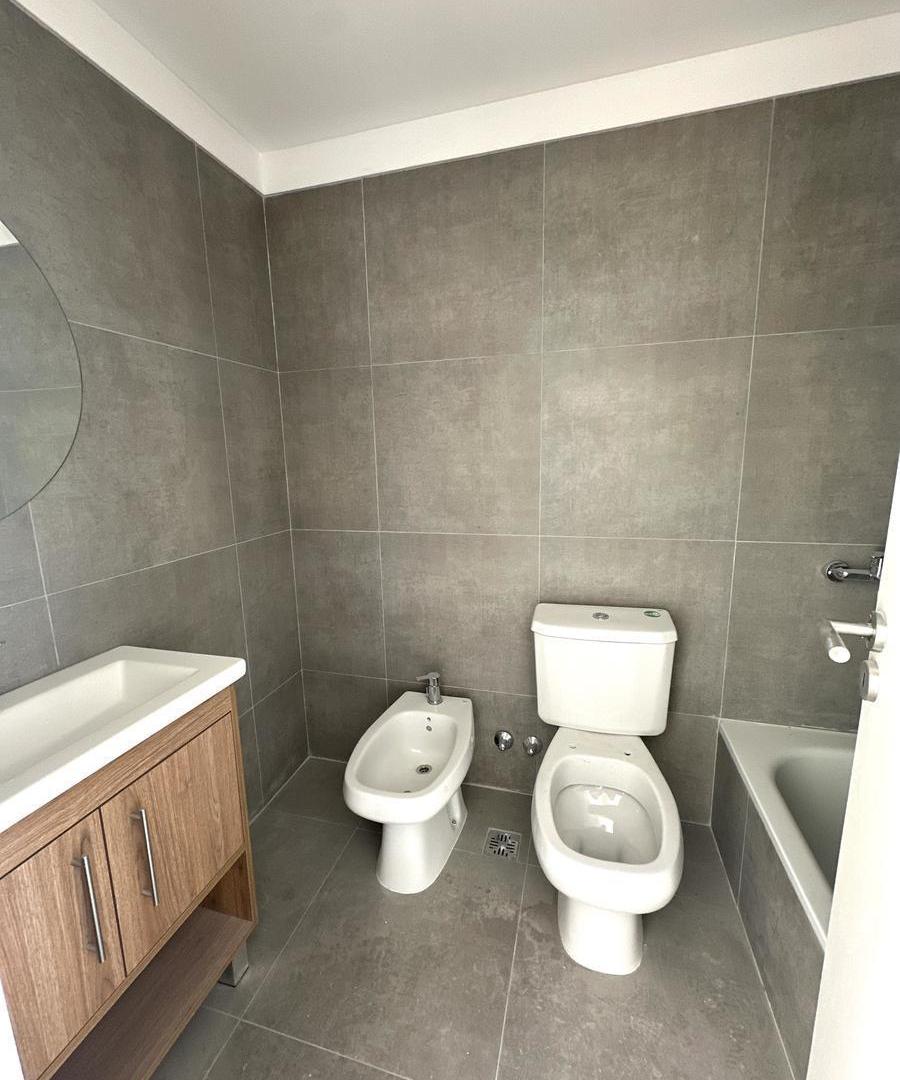 VENTA 3AMB CON BALCON ATERRAZADO. DOS BAÑOS AL FRENTE CON AMENITIES.