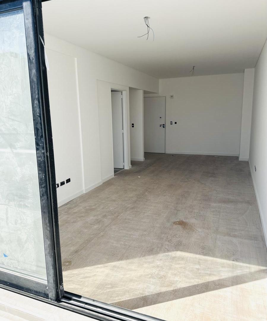 VENTA 3AMB CON BALCON ATERRAZADO. DOS BAÑOS AL FRENTE CON AMENITIES.