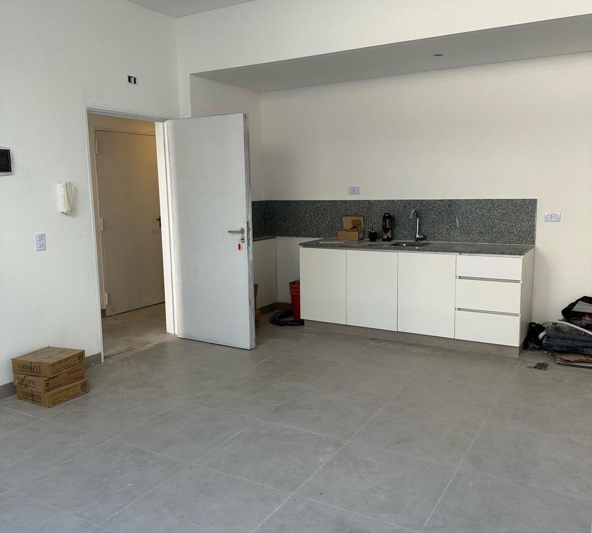 VENTA 3AMB CON BALCON ATERRAZADO. DOS BAÑOS AL FRENTE CON AMENITIES.