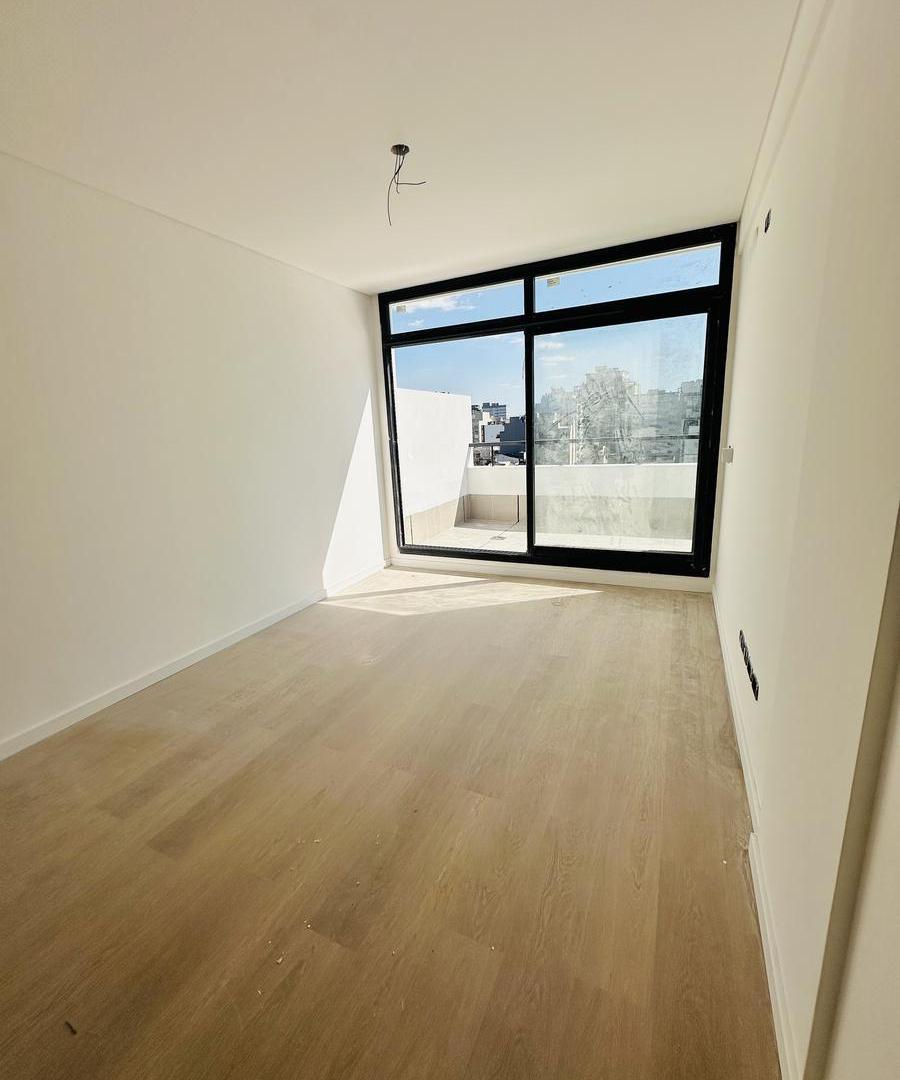 VENTA 3AMB CON BALCON ATERRAZADO. DOS BAÑOS AL FRENTE CON AMENITIES.
