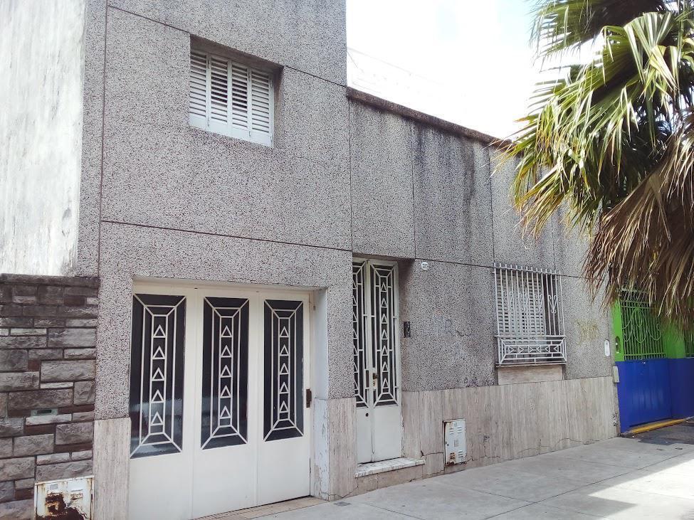 Casa, 2 Plantas, 8,66 m² de Frente X 38,22 m² de Fondo. Jardín y Cochera Cerrada. a Refaccionar. 4