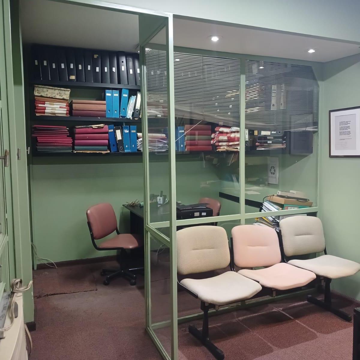 Excelente Oficina 5 Ambientes en Maipú y Córdoba. 5