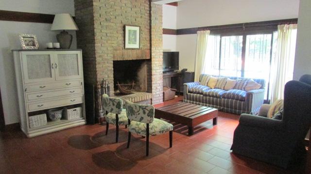 Casa en Una Planta con Lindisimo Jardin en El Barrio Los Nogales 4