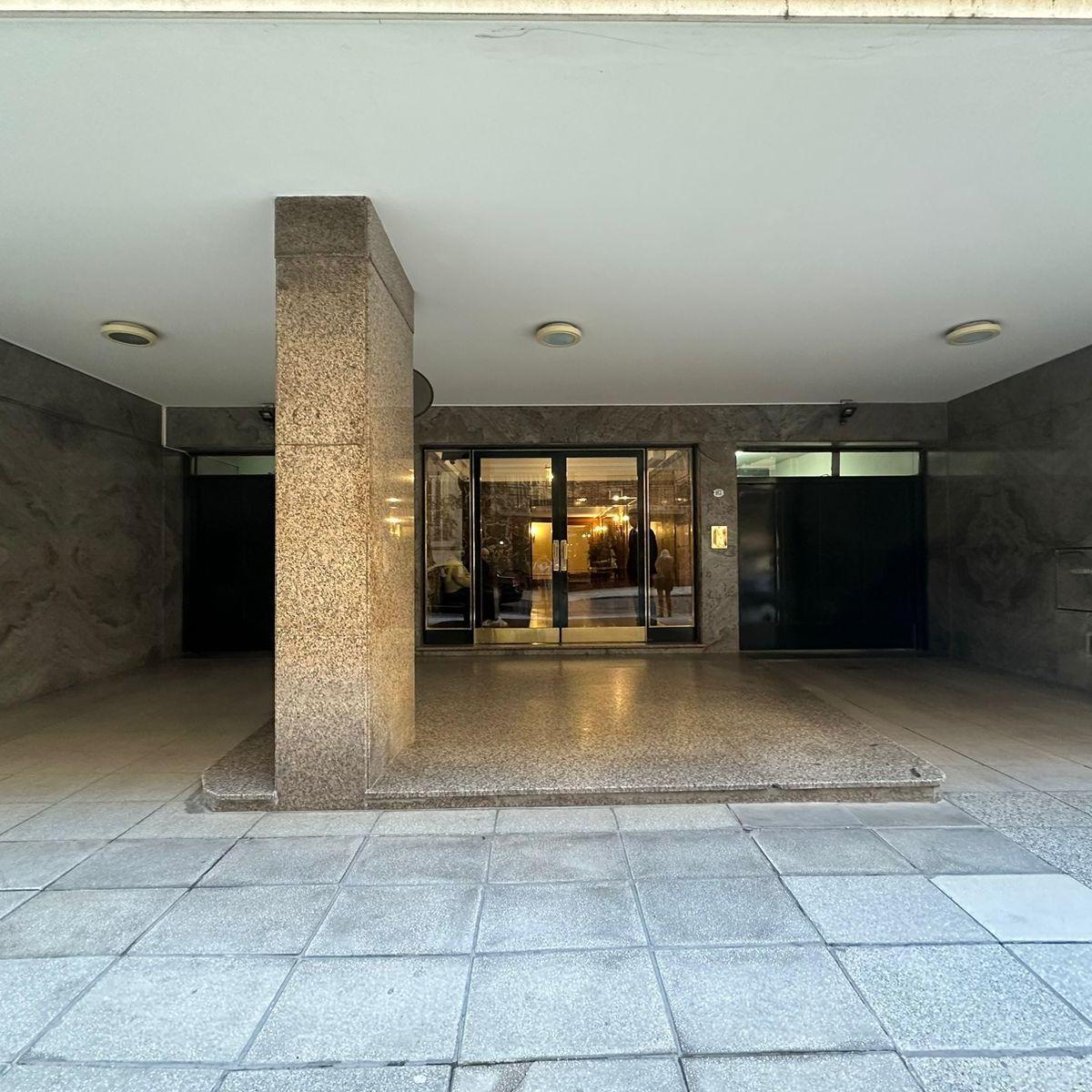 Contrafrente, Luminoso, 227 m², Cochera y Seguridad. 2
