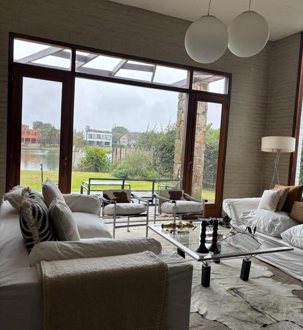 Foto de Casa en venta a la laguna con muy buena calidad constructiva y, imagen 1