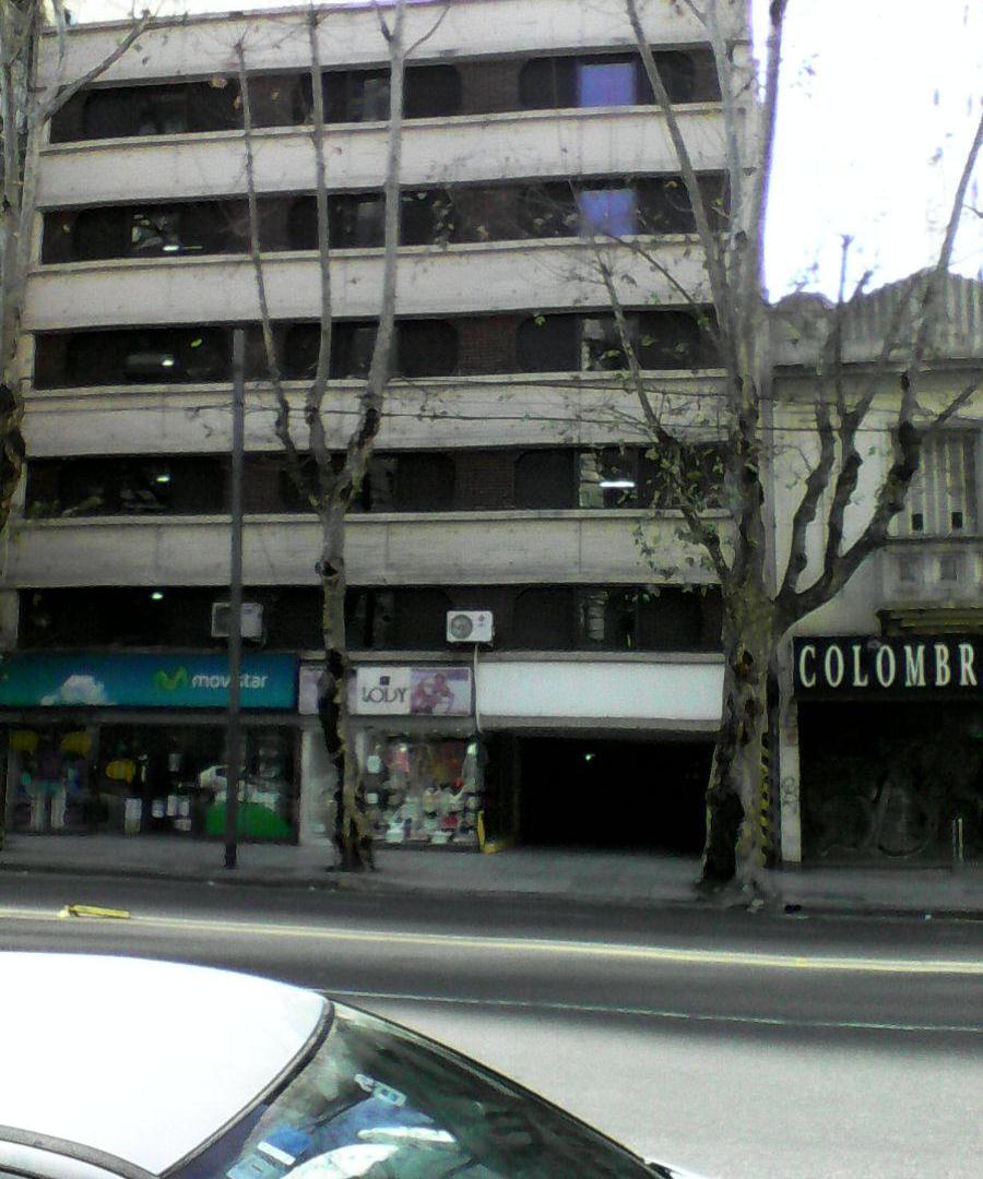 COCHERA AMPLIA EN STA FE AL 2800