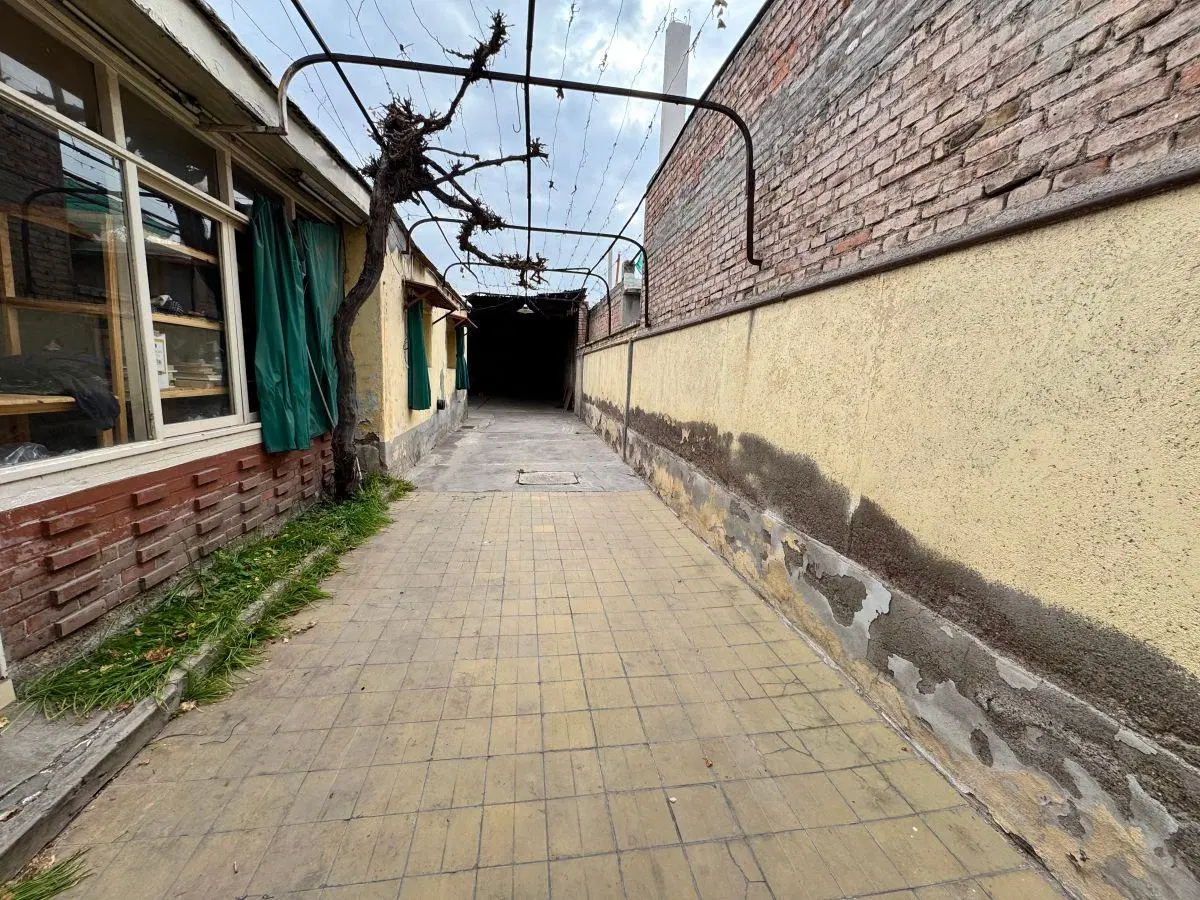 Venta casa 3 dormitorios a reciclar+ local comercial habilitado y galpon-depósito 5