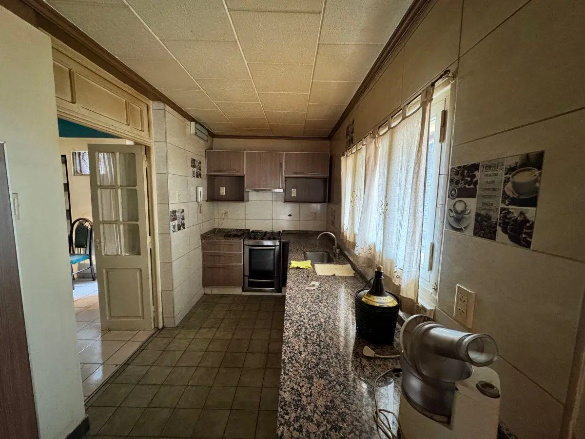 Venta casa 3 dormitorios a reciclar+ local comercial habilitado y galpon-depósito 2