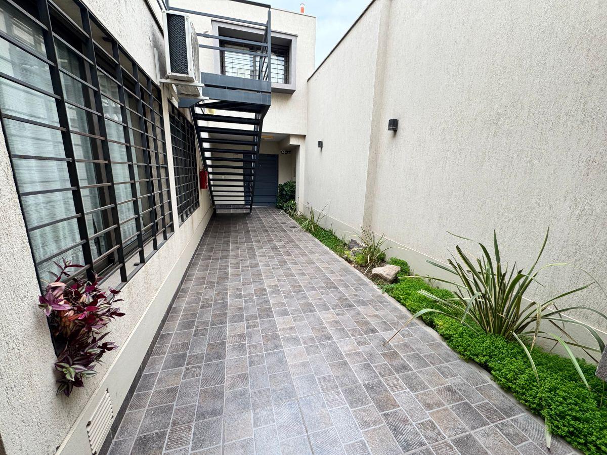 Venta departamento de categoría a metros de calle san martin, godoy cruz