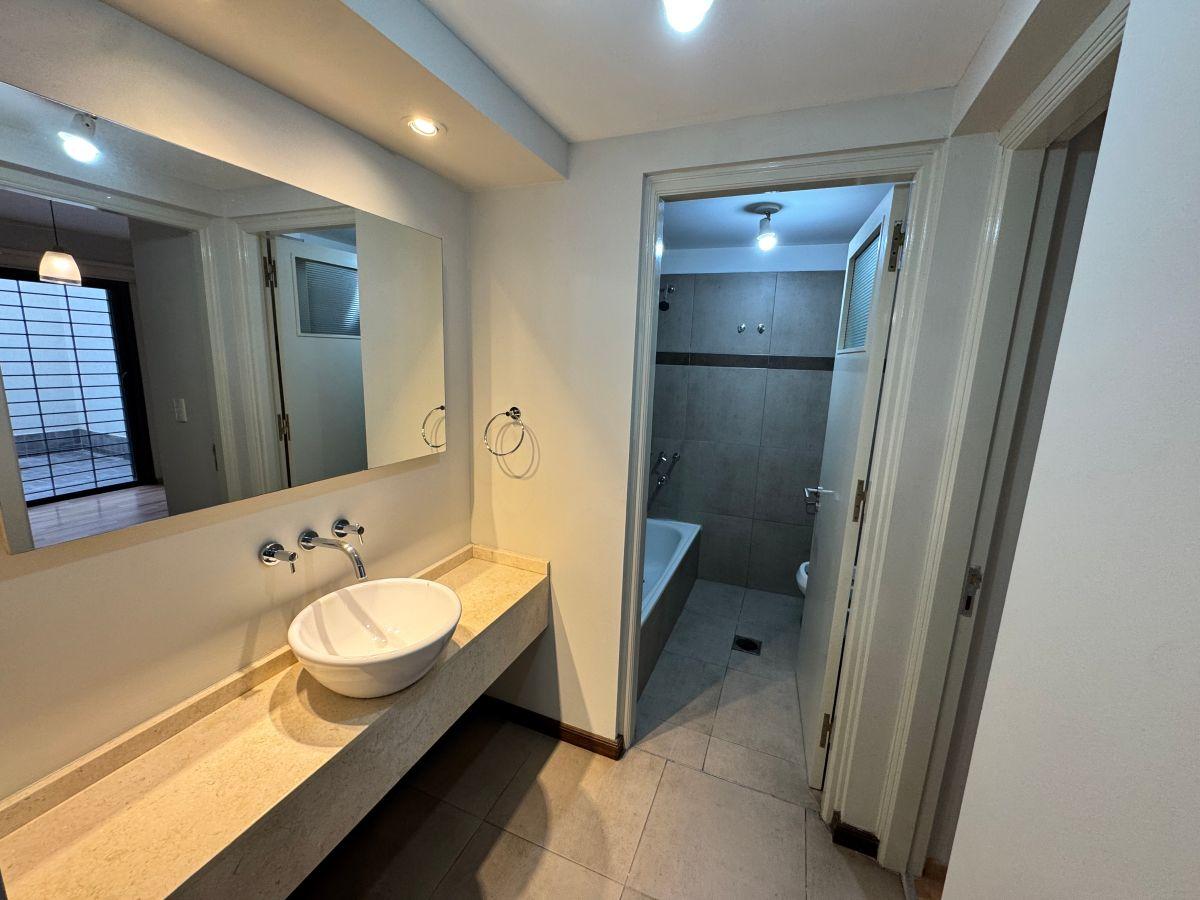 Foto de Departamento planta baja en alquiler con patio y cochera, imagen 3