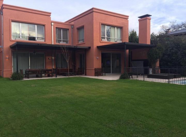 Casa en  Club Newman 1