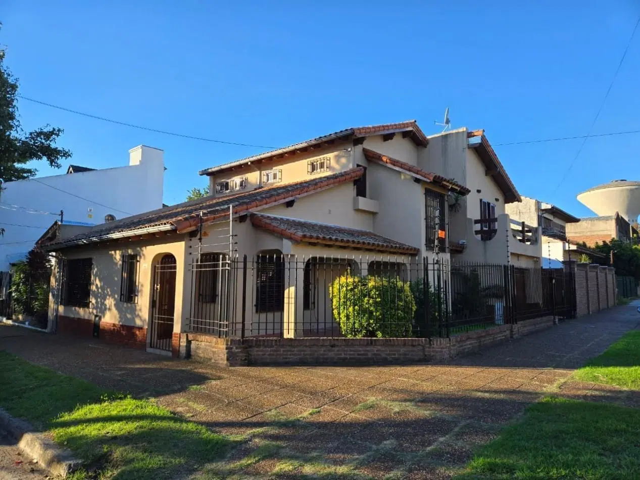 Casa en venta en San Isidro con jardin y pileta 3