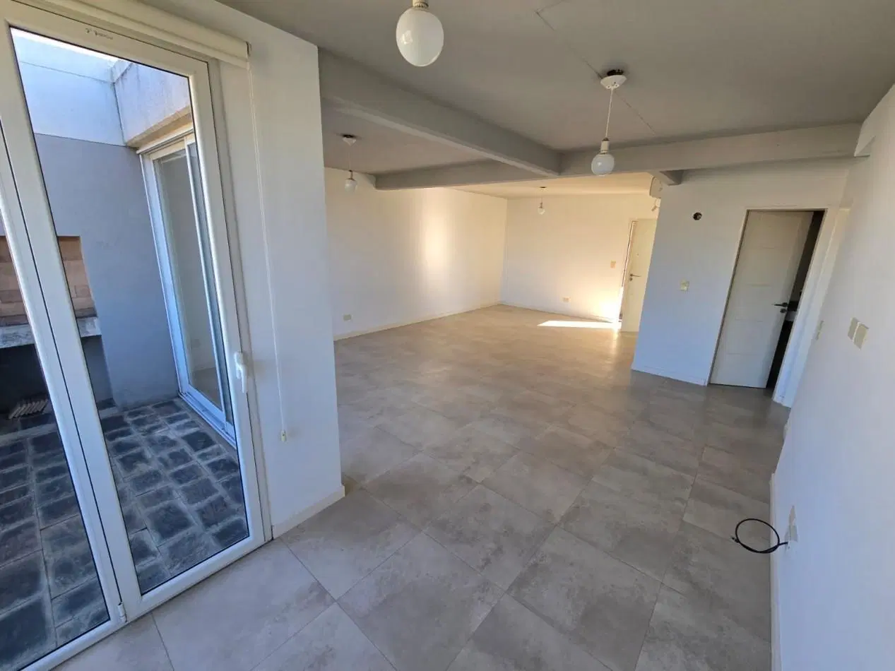 Venta Departamento de 2 Dormitorios (uno abierto al living) con Cochera. 5