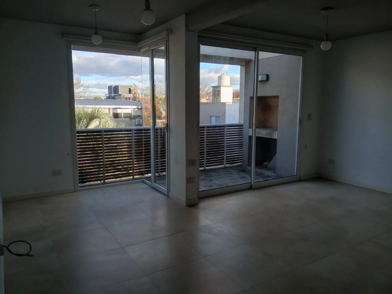 Venta Departamento de 2 Dormitorios (uno abierto al living) con Cochera. 1