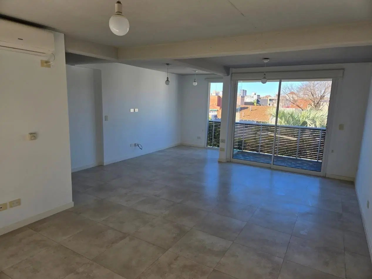 Venta Departamento de 2 Dormitorios (uno abierto al living) con Cochera. 3