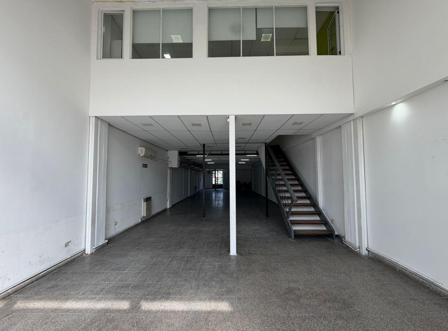 LOCAL DE 250M2 EN EL CENTRO DE VILLA ALLENDE
