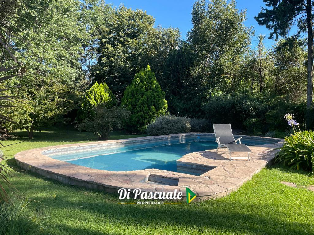Venta Apto Credito Hipotecario Casa Quinta con 3 Dorm., Parque, Pileta y Quincho - La Reja 1