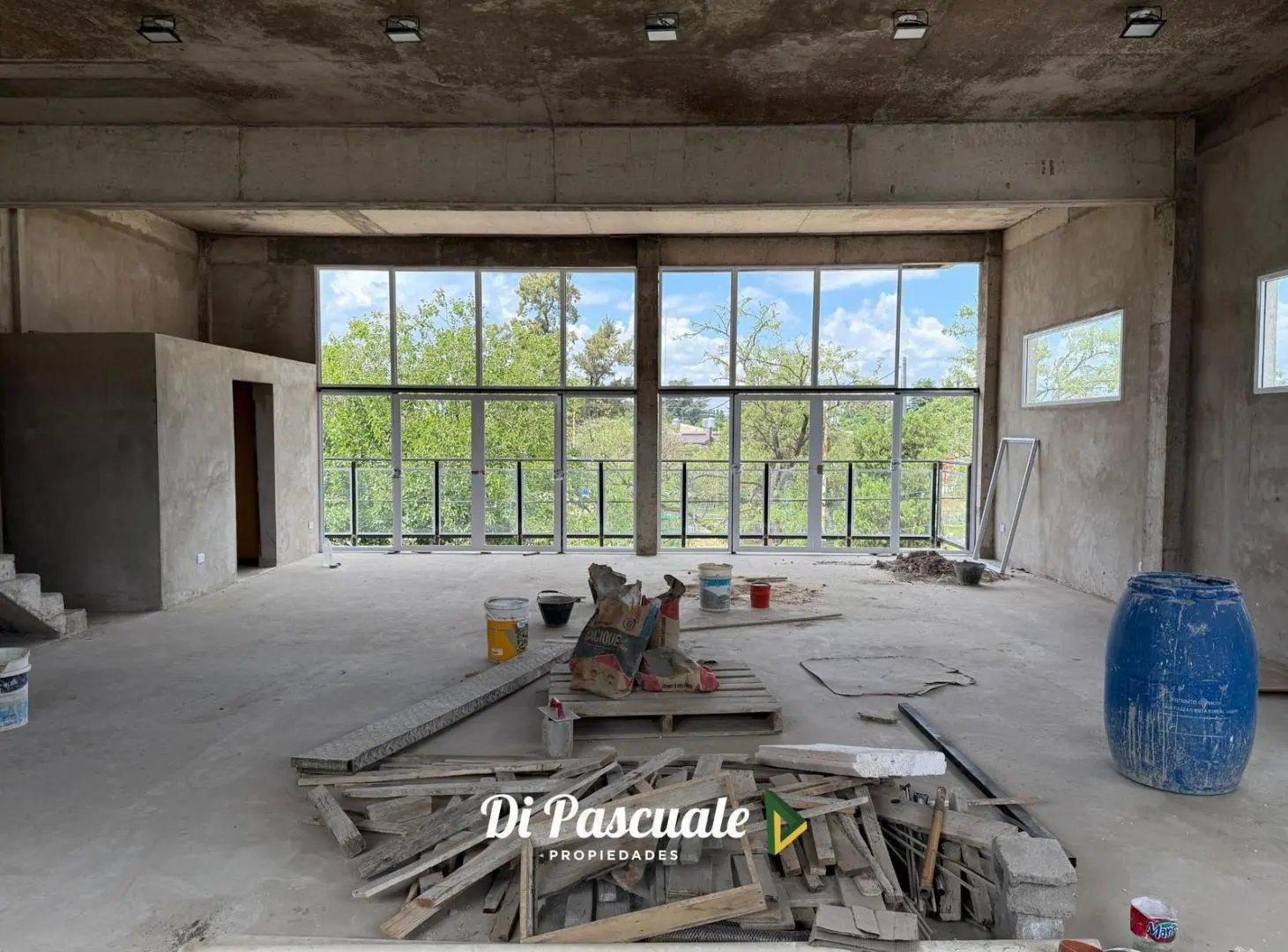 ALQUILER Local En 1er Piso Con Balcón y 2 Baños Ideal Oficina/Consultorio/Instituto - La Reja Norte 2