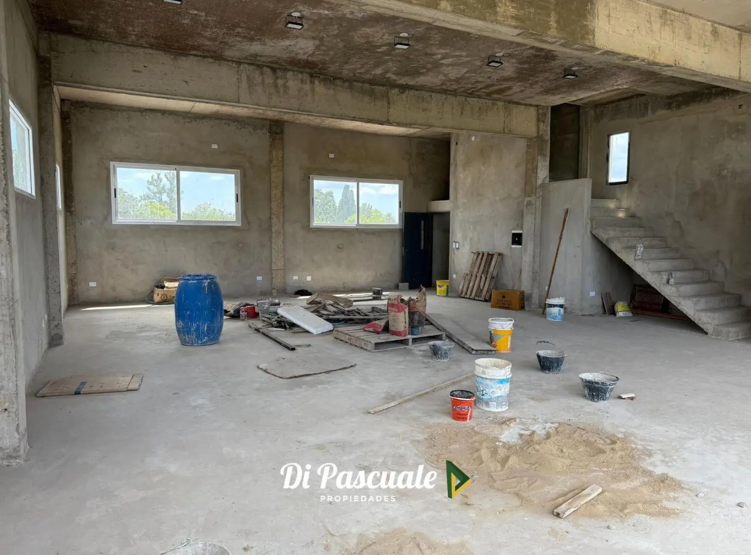 ALQUILER Local En 1er Piso Con Balcón y 2 Baños Ideal Oficina/Consultorio/Instituto - La Reja Norte 4