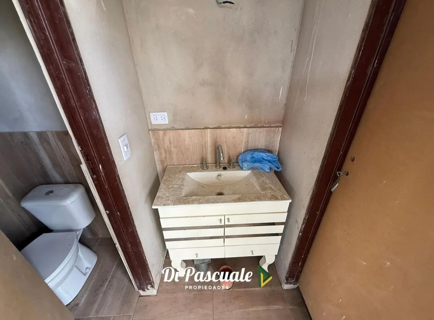 ALQUILER Local En 1er Piso Con Balcón y 2 Baños Ideal Oficina/Consultorio/Instituto - La Reja Norte 5