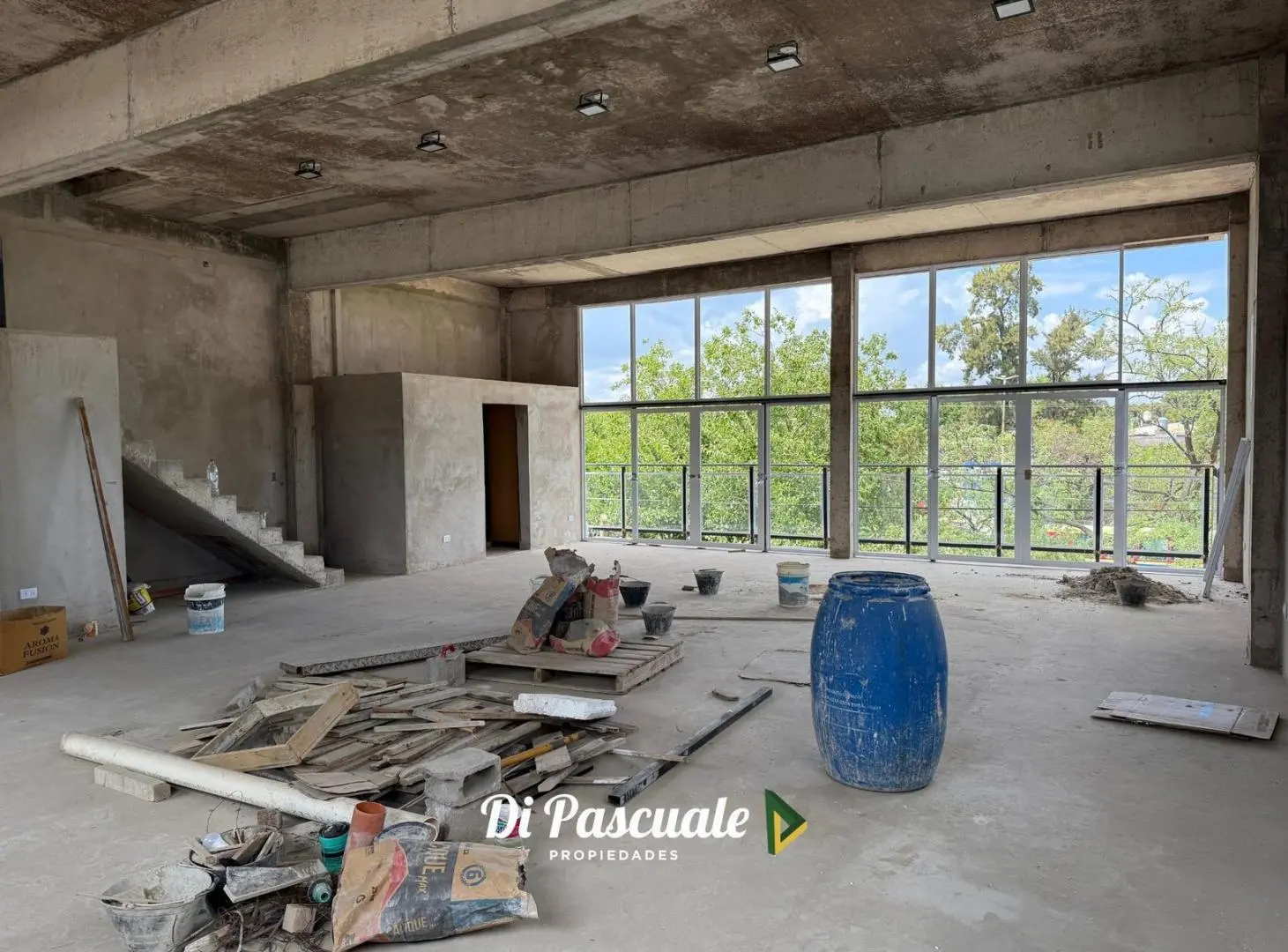ALQUILER Local En 1er Piso Con Balcón y 2 Baños Ideal Oficina/Consultorio/Instituto - La Reja Norte 3