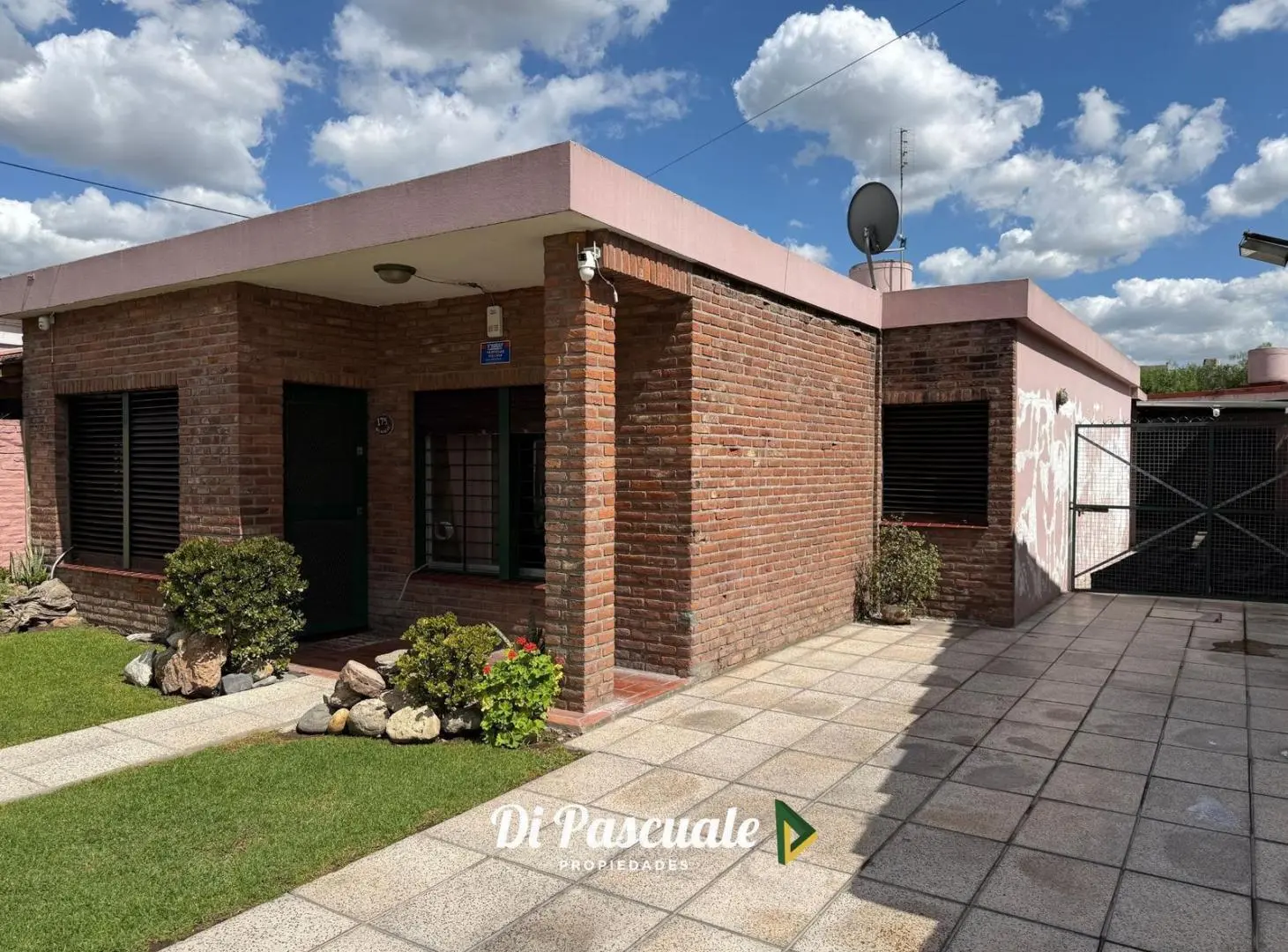 VENTA APTO CRÉDITO Casa Con 3 Habitaciones, Garage o Dependencia, Patio y Galería - Moreno Sur 8