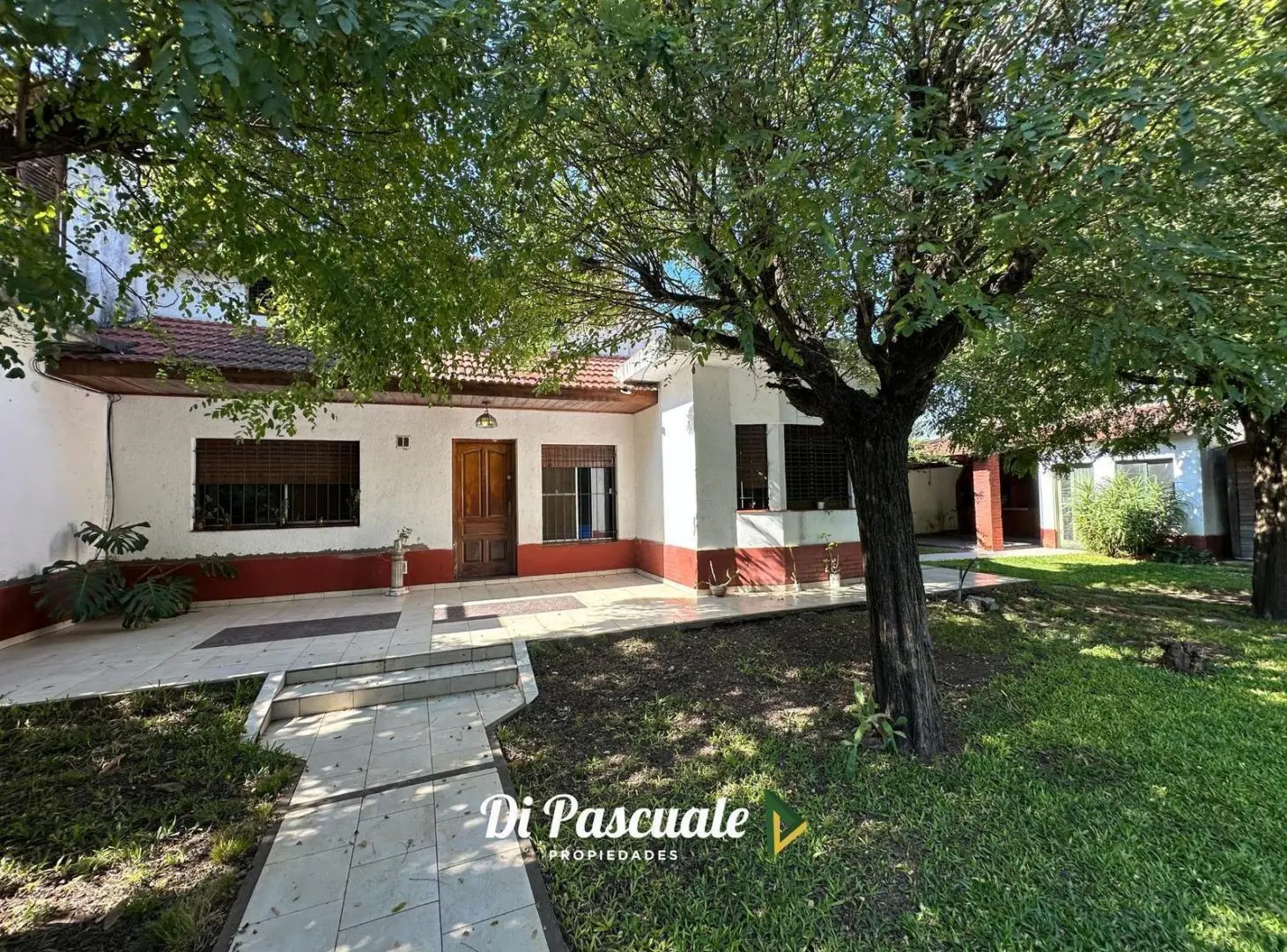 ALQUILER Casa Dos Plantas con Pileta sobre Graham Bell - Paso Del Rey 2