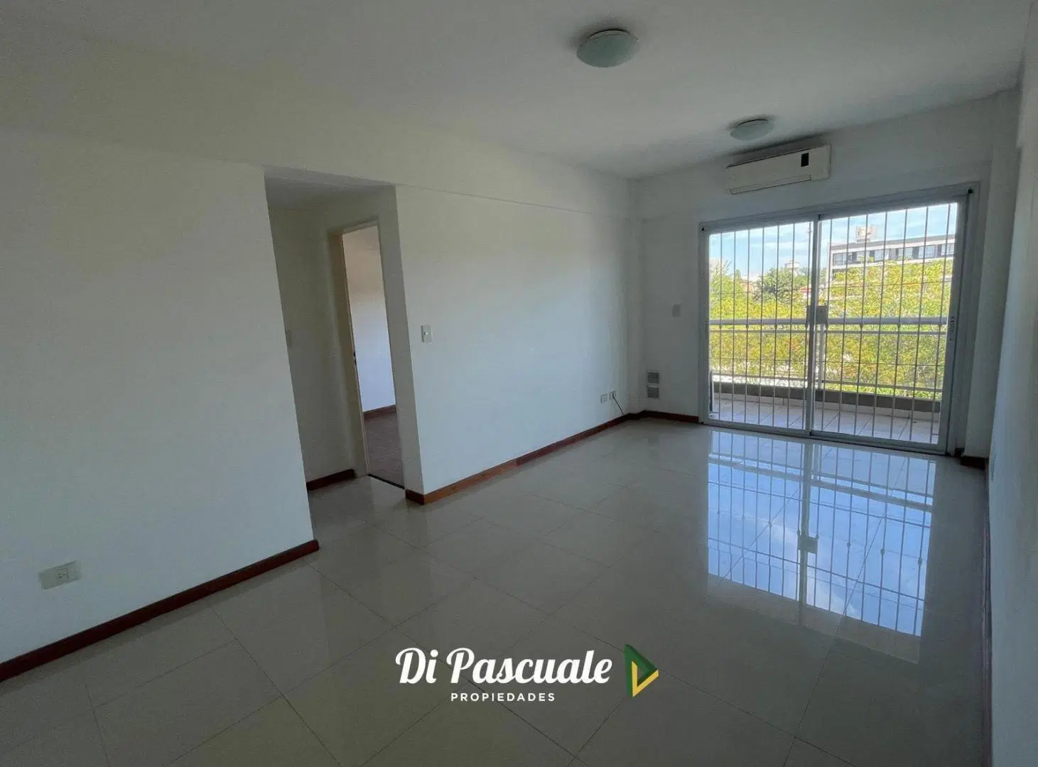 VENTA Departamento 2 Ambientes Al Frente En 3er Piso Con Balcón, Cochera Y Seguridad - Moreno Norte 5
