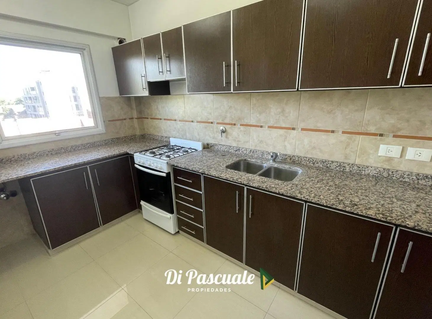 VENTA Departamento 2 Ambientes Al Frente En 3er Piso Con Balcón, Cochera Y Seguridad - Moreno Norte 3