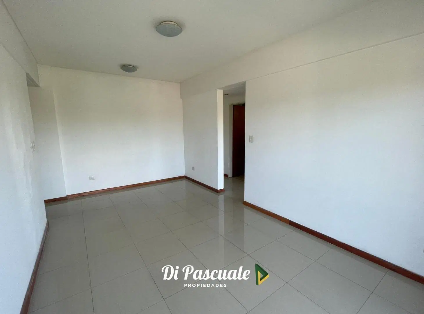 VENTA Departamento 2 Ambientes Al Frente En 3er Piso Con Balcón, Cochera Y Seguridad - Moreno Norte 1